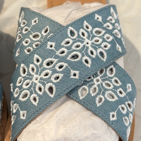 Splendid Salvia Embroidered Eyelet Slides. Size 7.5 - Picture 4 of 10